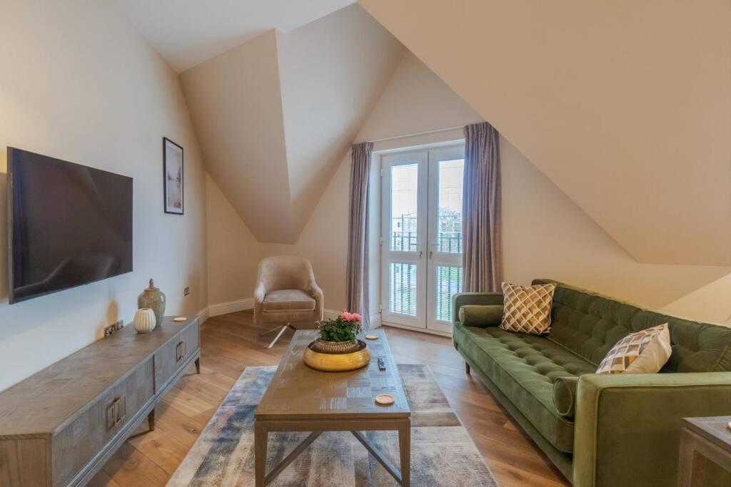 Luxury Penthouse - Castle Views - 2 Bed & Parking Lägenhet Windsor Exteriör bild