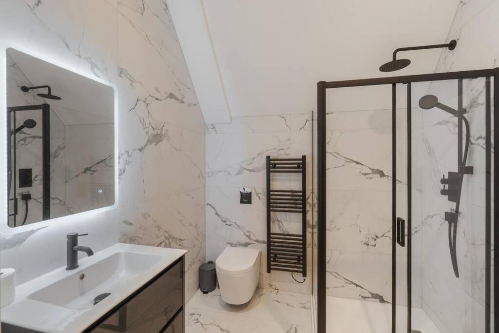 Luxury Penthouse - Castle Views - 2 Bed & Parking Lägenhet Windsor Exteriör bild