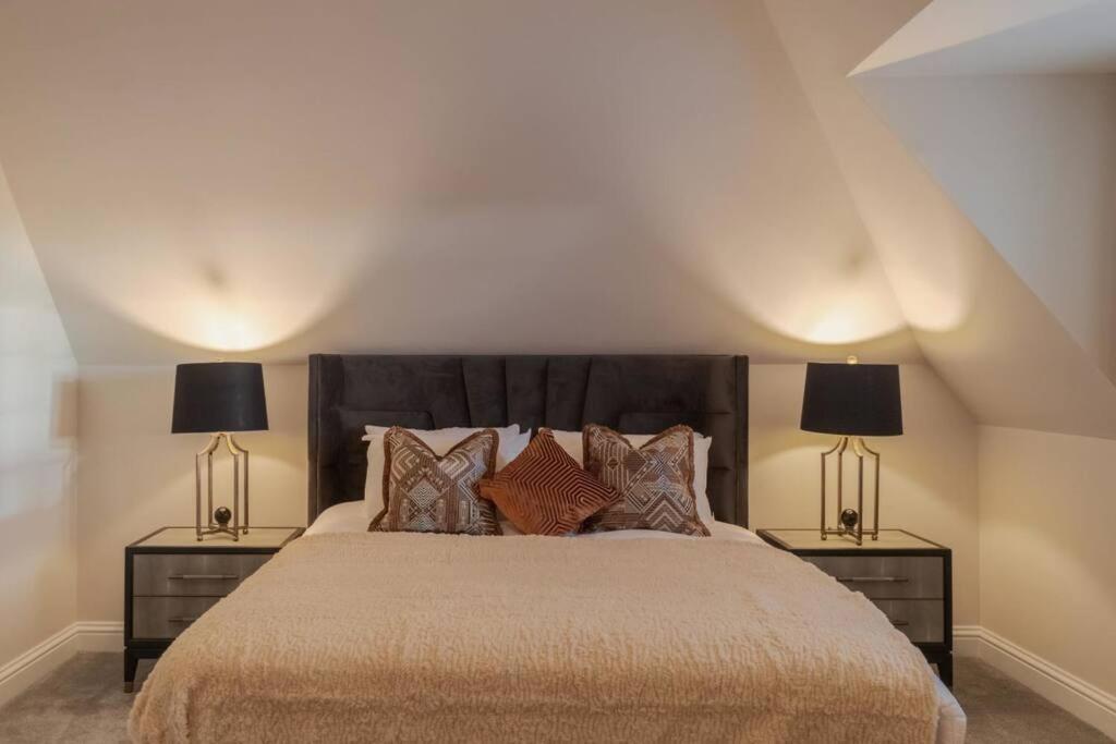 Luxury Penthouse - Castle Views - 2 Bed & Parking Lägenhet Windsor Exteriör bild