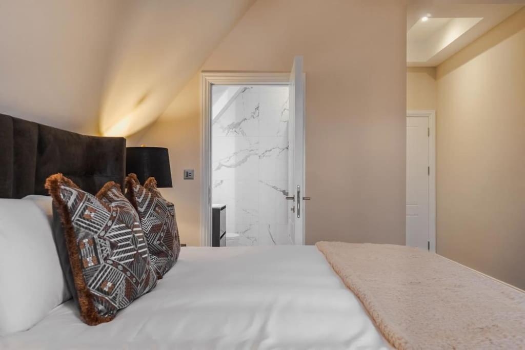 Luxury Penthouse - Castle Views - 2 Bed & Parking Lägenhet Windsor Exteriör bild