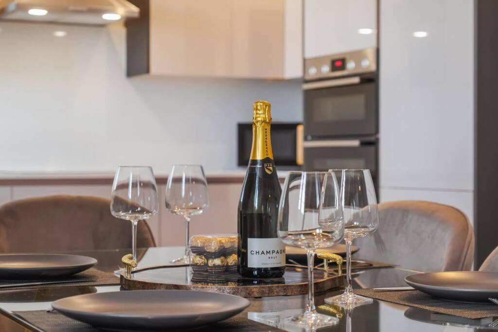 Luxury Penthouse - Castle Views - 2 Bed & Parking Lägenhet Windsor Exteriör bild