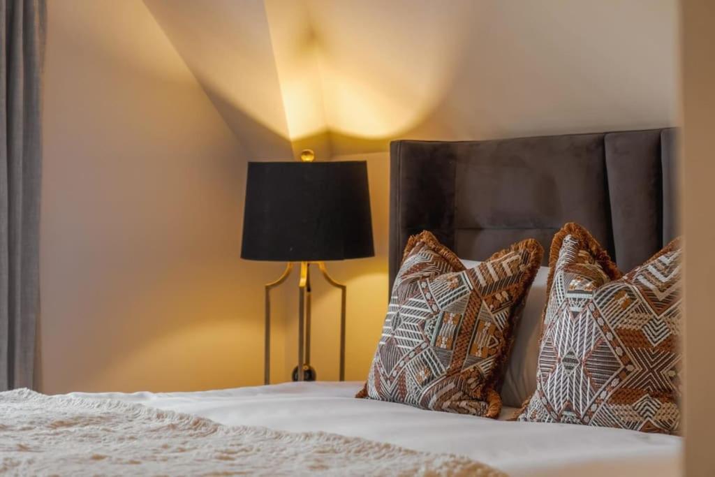 Luxury Penthouse - Castle Views - 2 Bed & Parking Lägenhet Windsor Exteriör bild